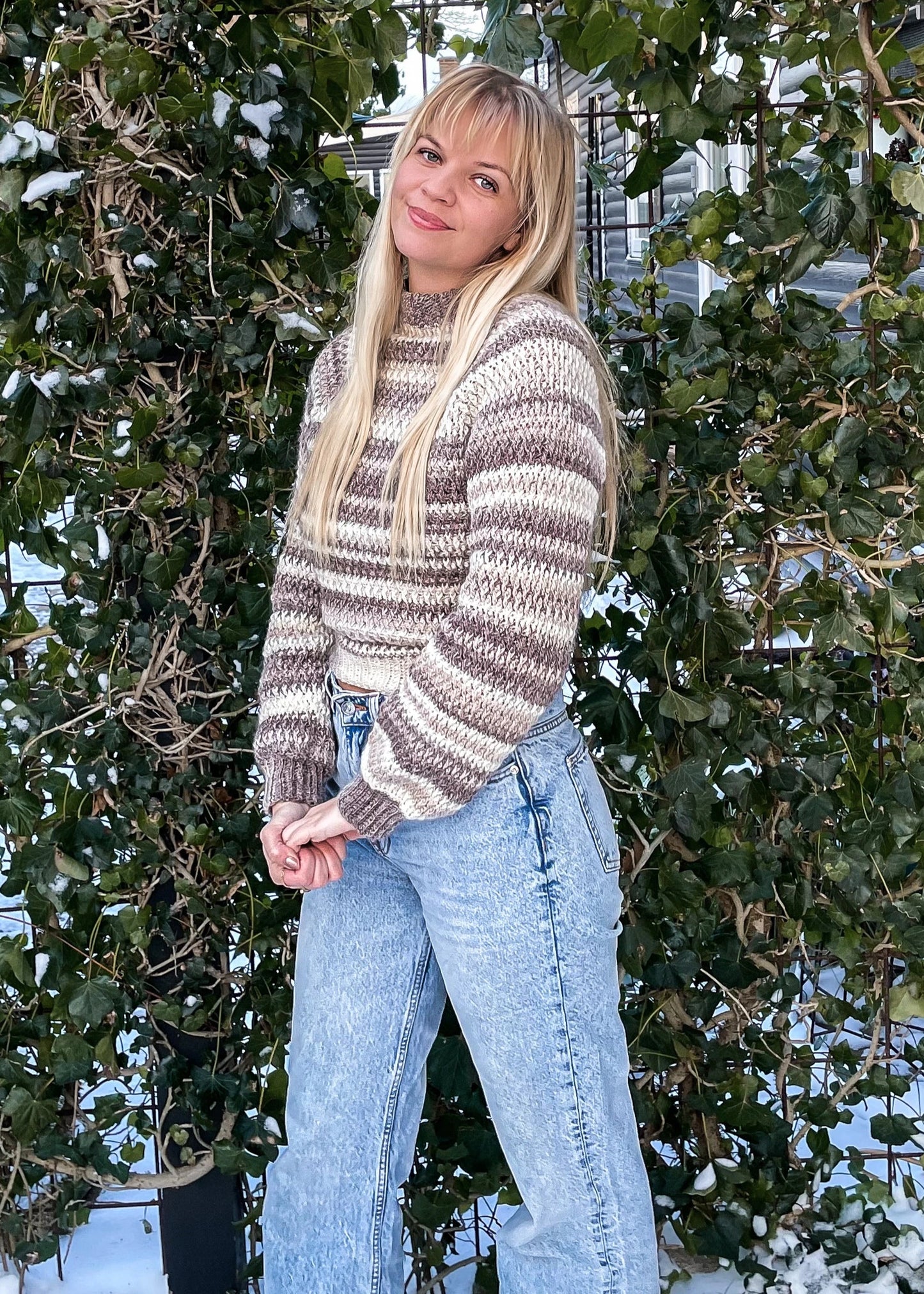 Hæklet sweater på kvinde