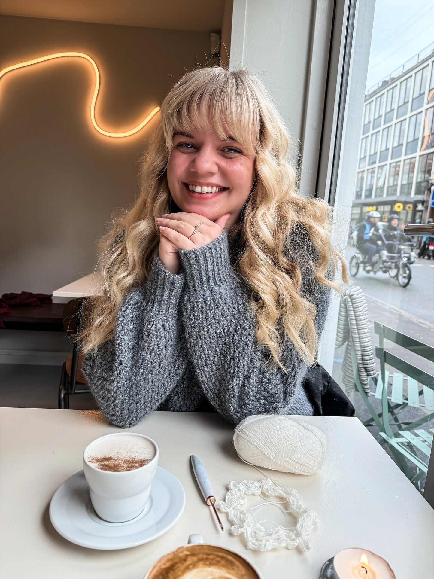 Hæklet sweater på café