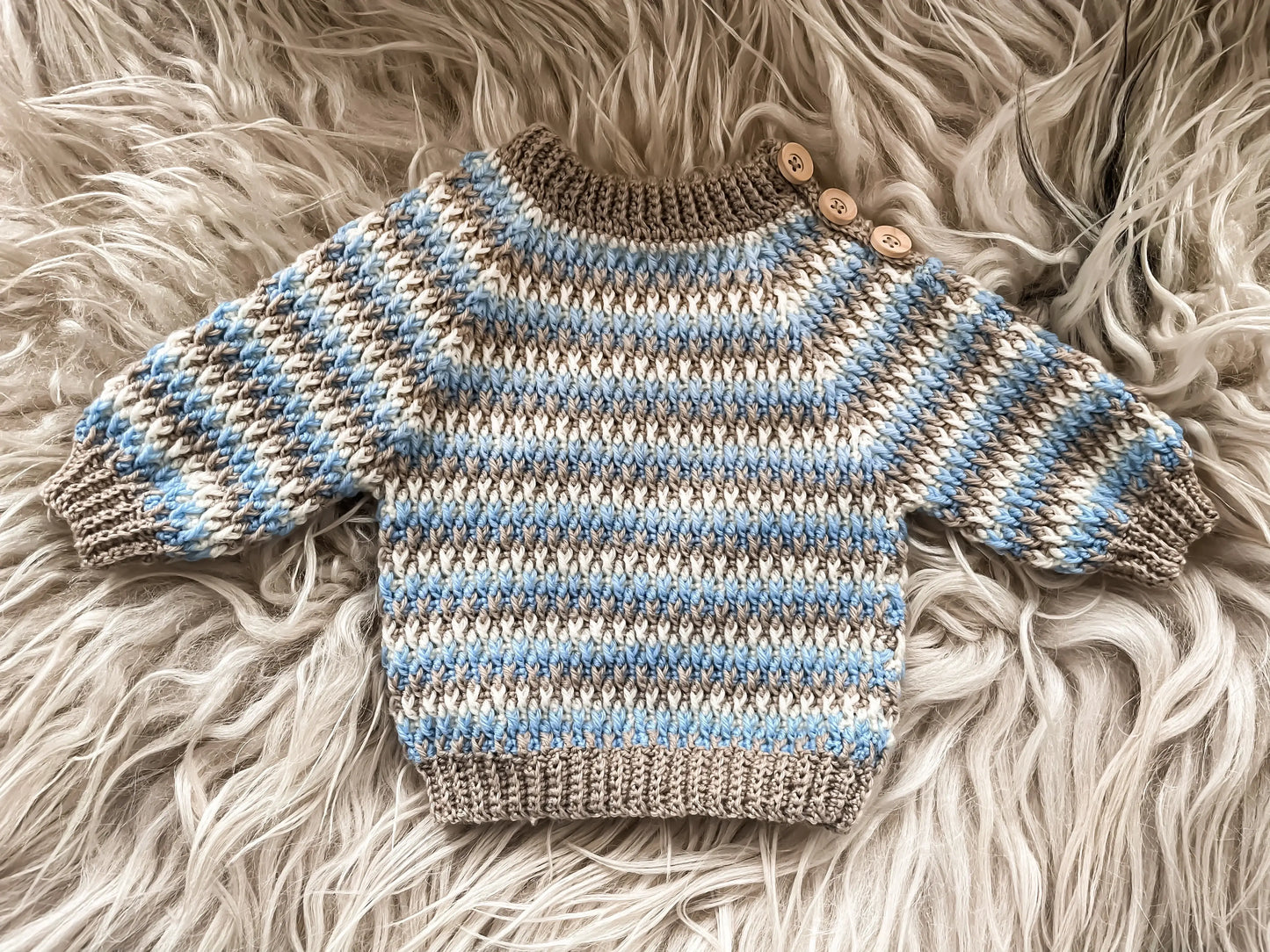 Hæklet babysweater med lange ærmer og knapper