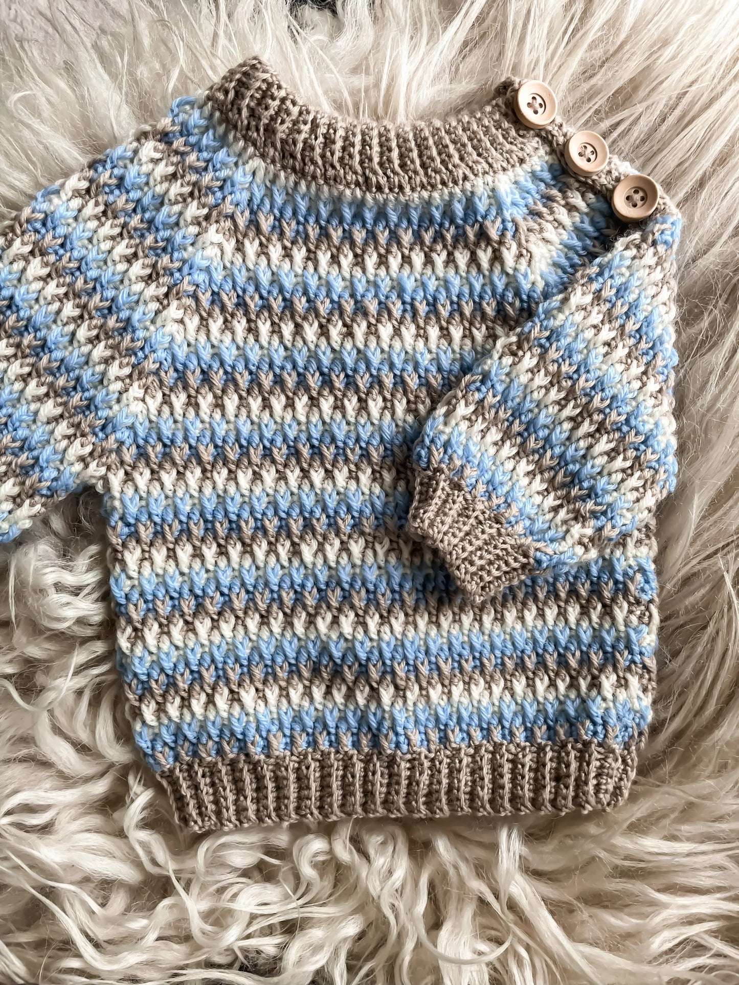 Hæklet babysweater med striber og knapper