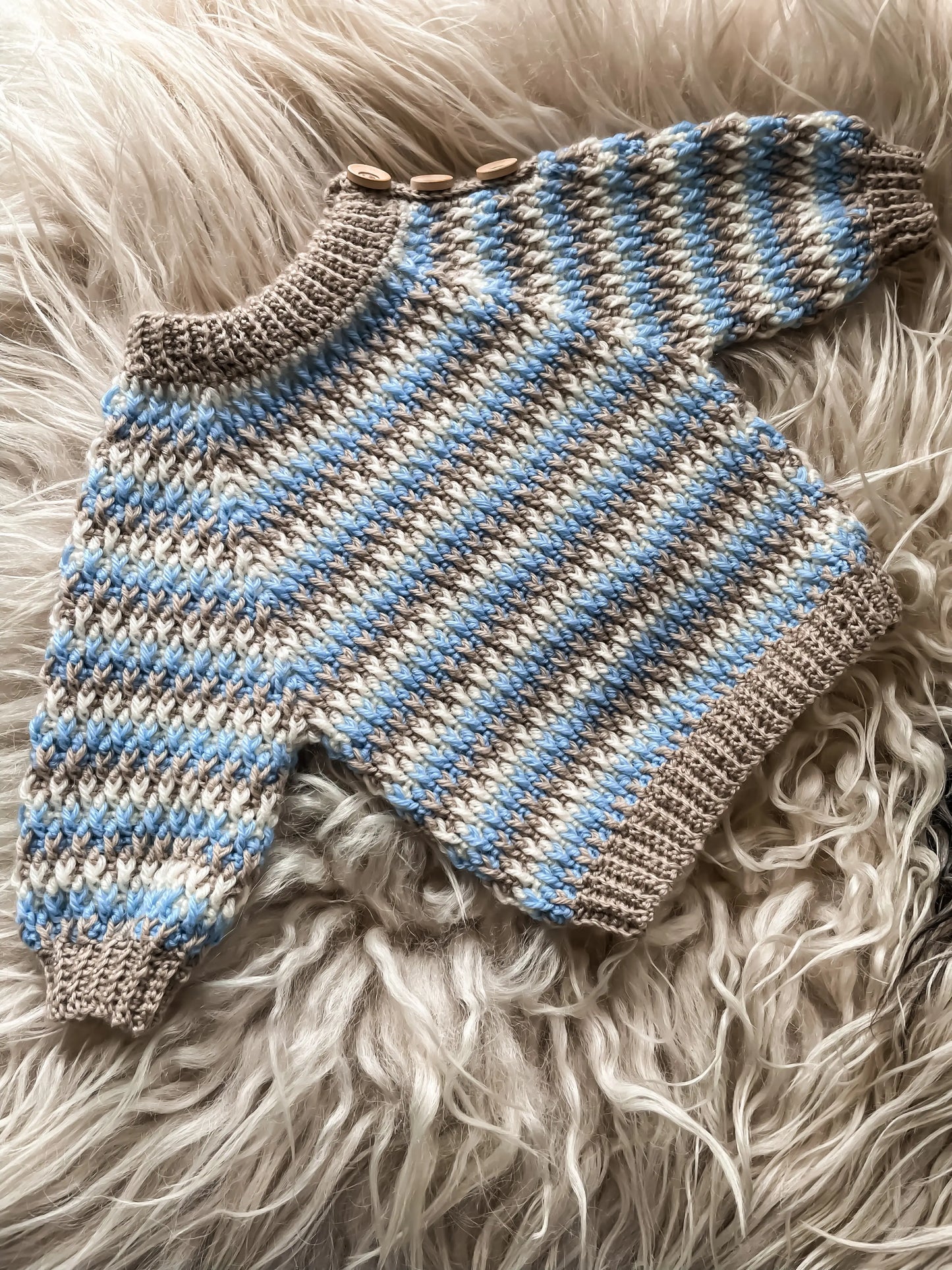 Hæklet babysweater med lange ærmer og striber