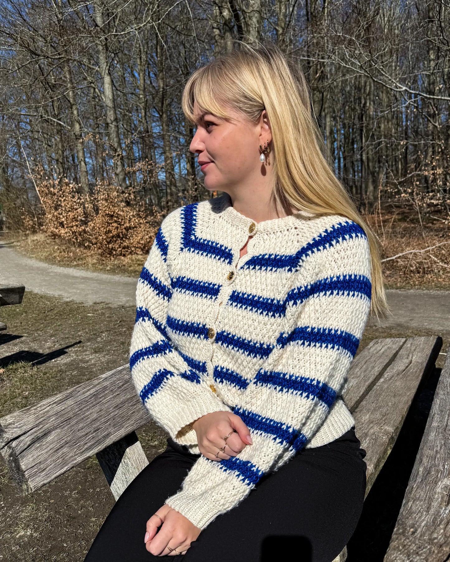 Pige iført hæklet cardigan