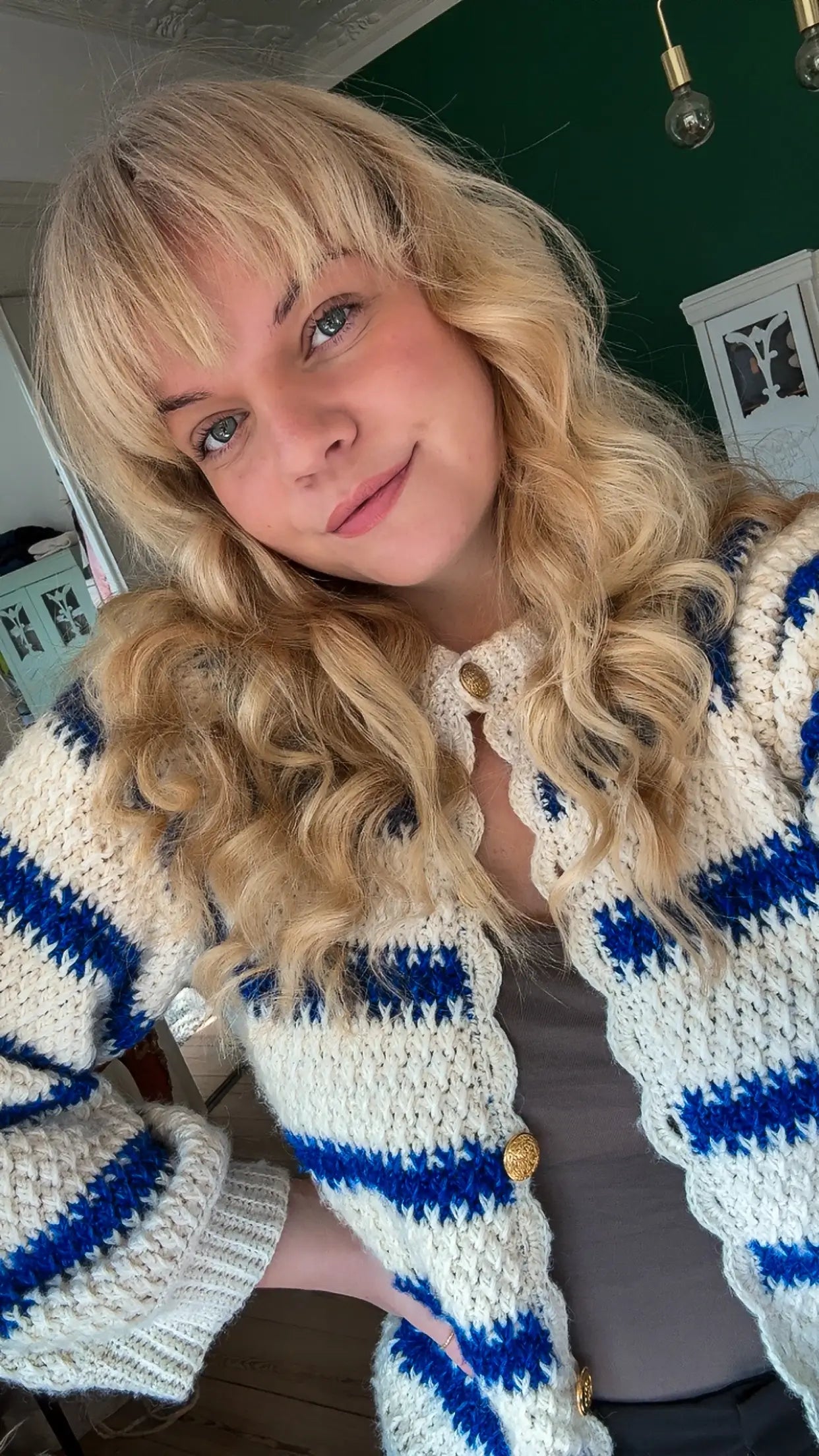 Pige med hæklet cardigan lukket med en knappe