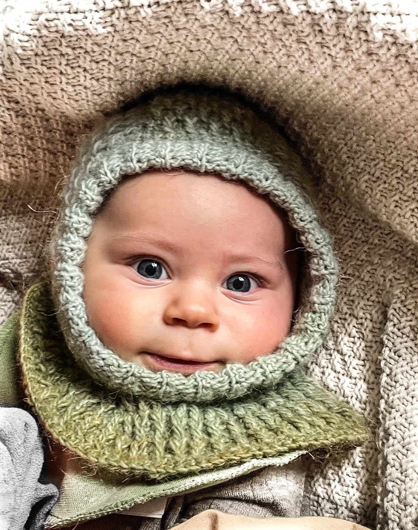 Baby med hæklet elefanthue