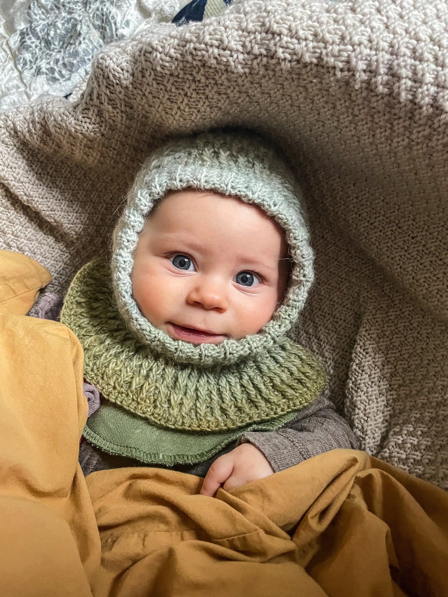 Baby iført hæklet elefanthue