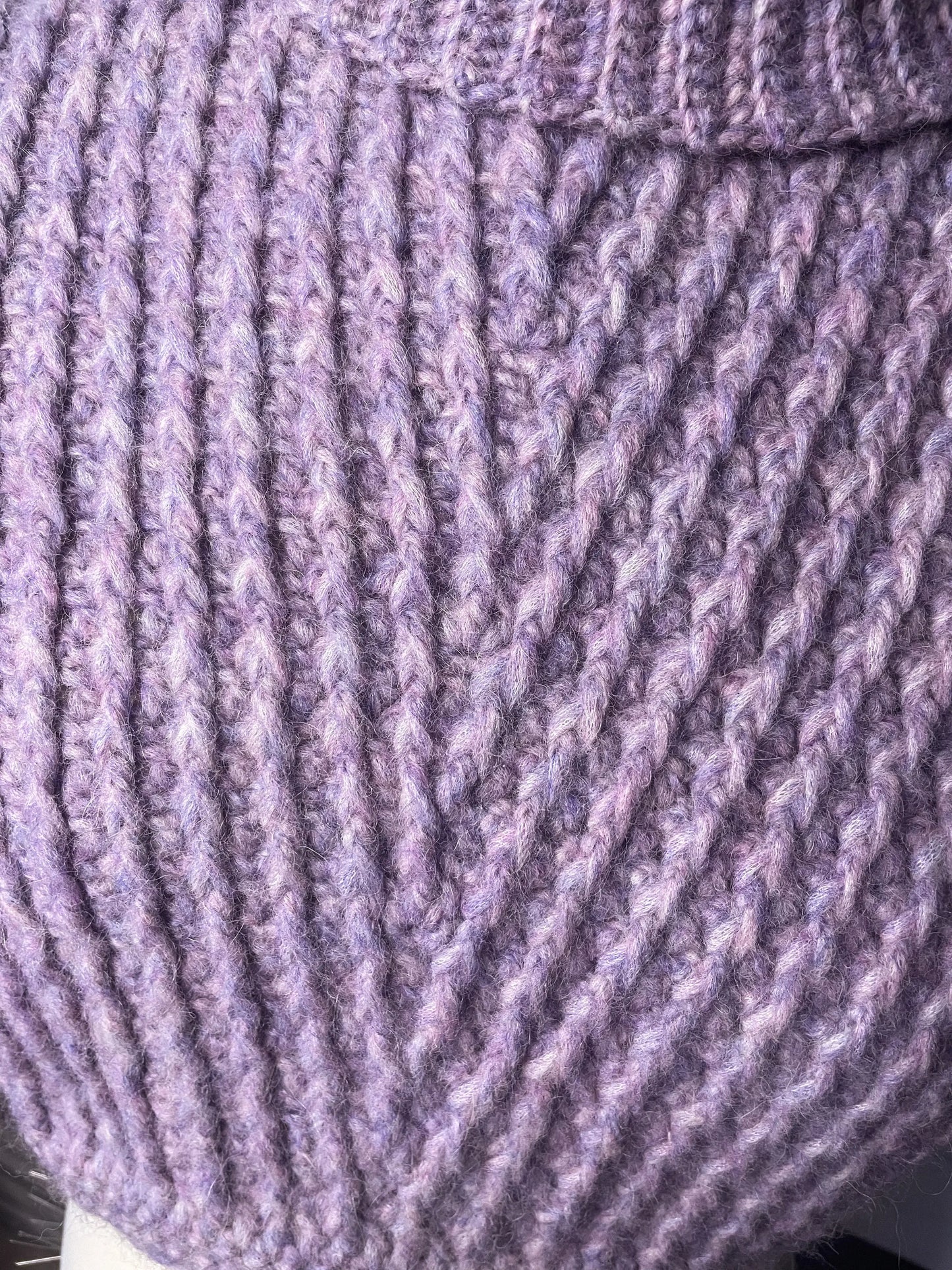 Close up af mønster på hæklet halsedisse