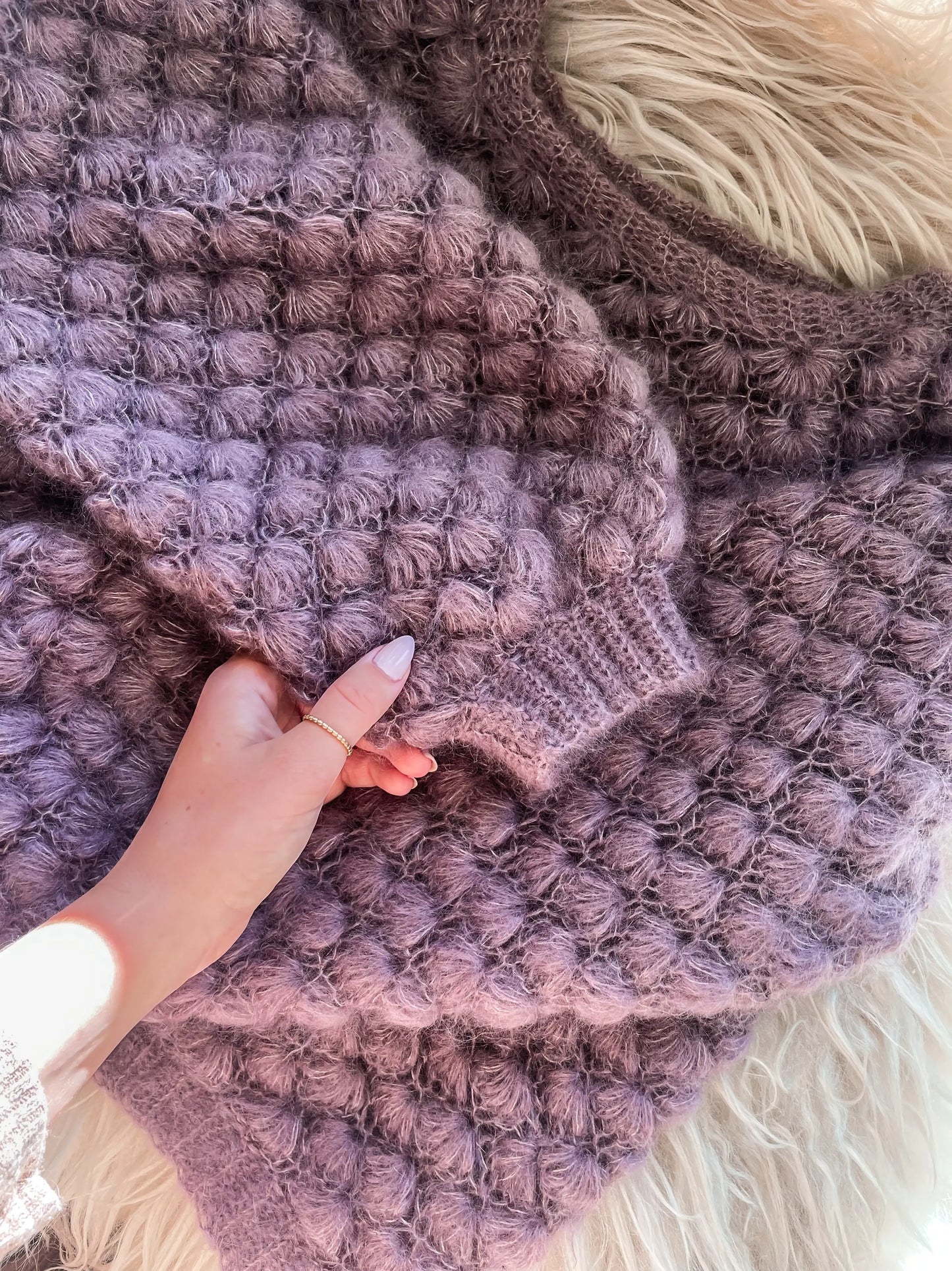 Close up af hæklet sweater med pufærmer