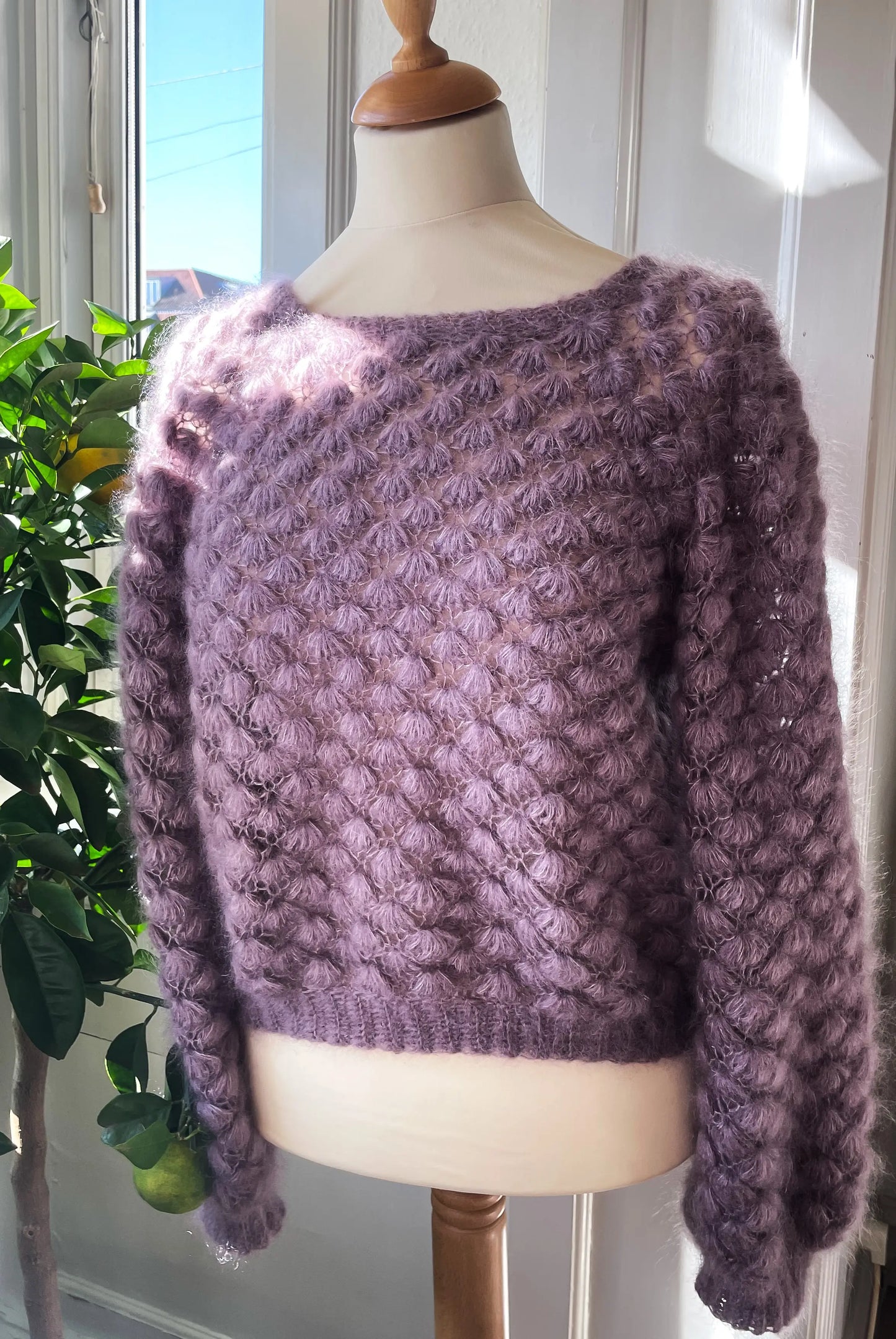 Hæklet sweater med pufærmer på gine