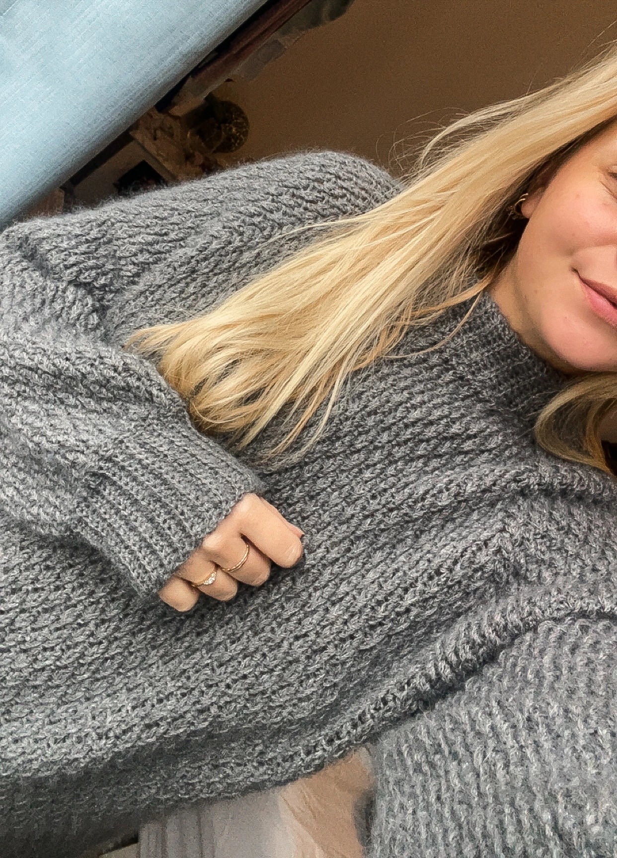 Grå hæklet sweater