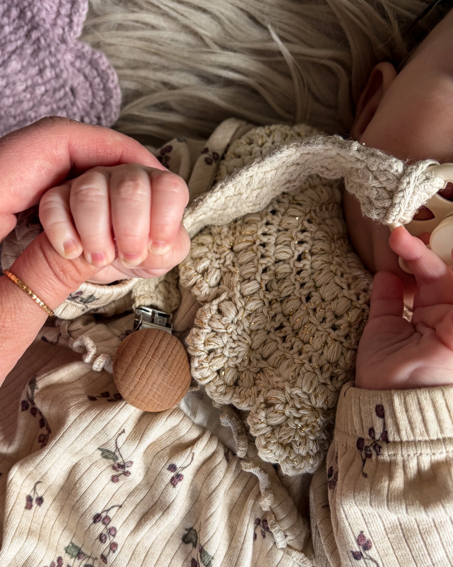 Close up hæklet savlesmæk og suttesnor