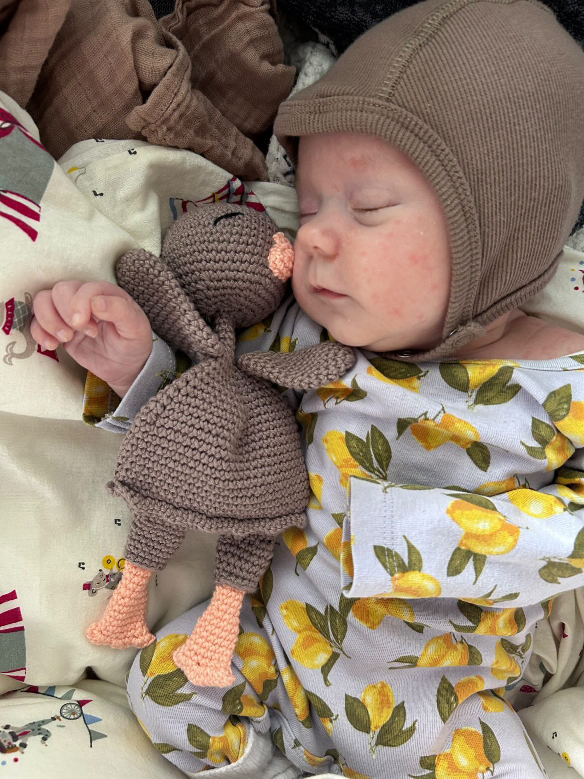 Baby med hæklet bamse