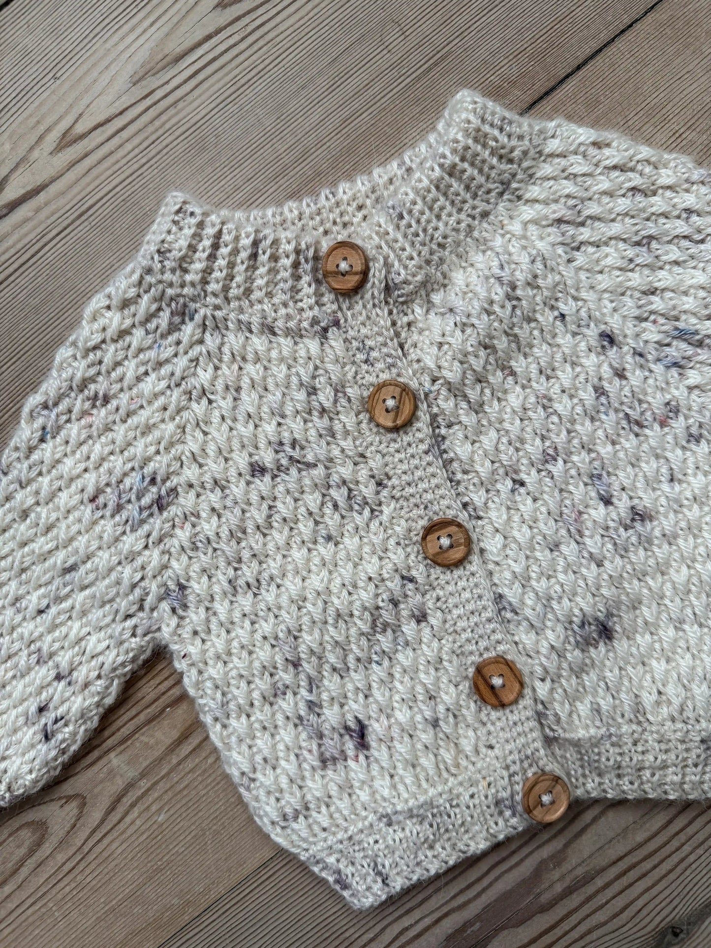 Close up af hæklet cardigan til baby