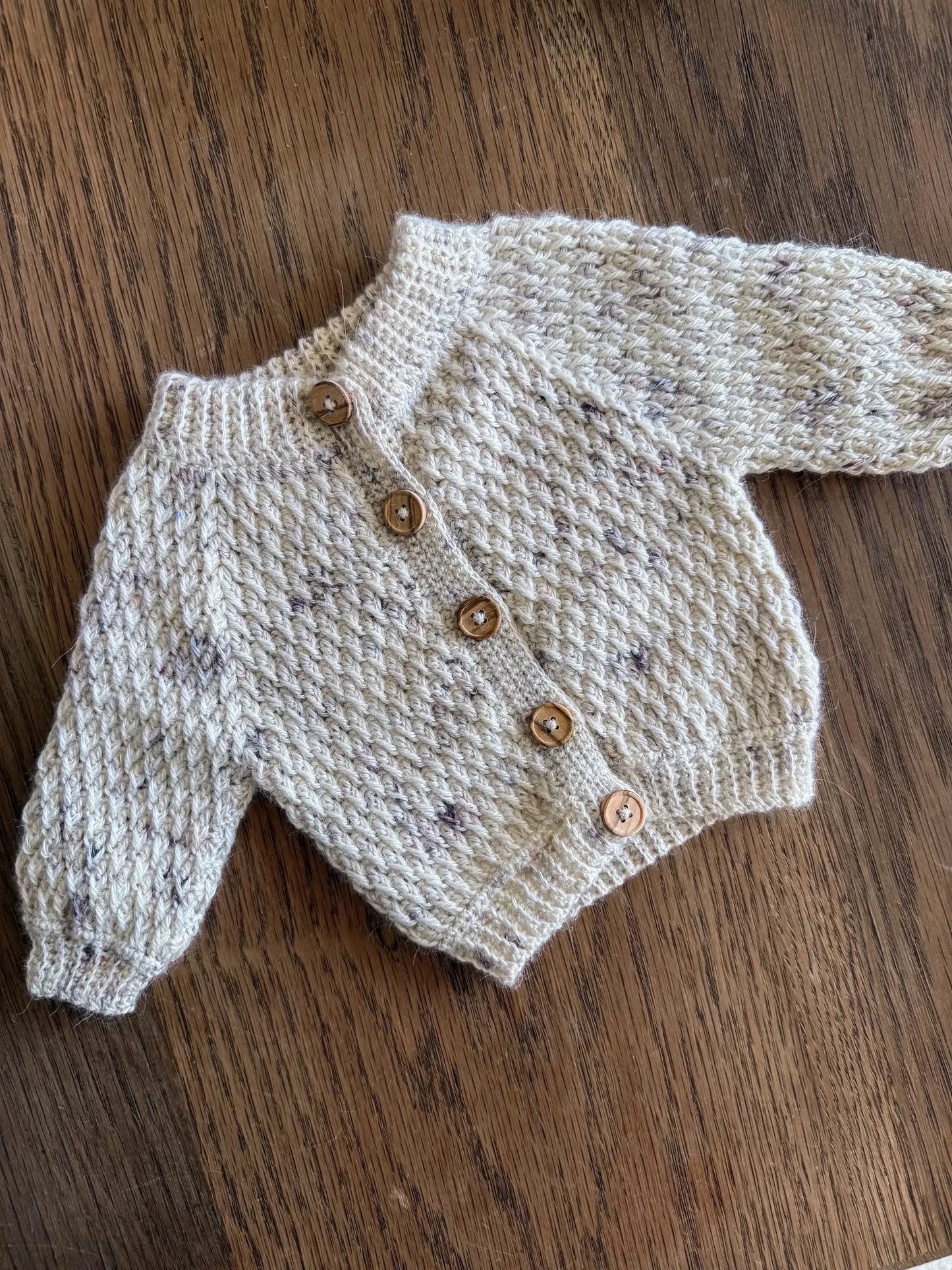 Hæklet cardigan til baby med træknapper