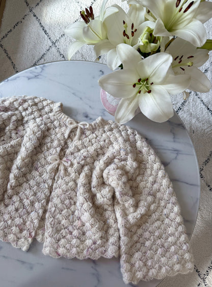 Fluffy hæklet cardigan på et bord