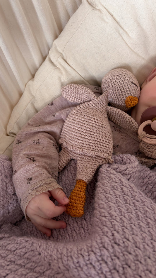 Baby med hæklet bamse