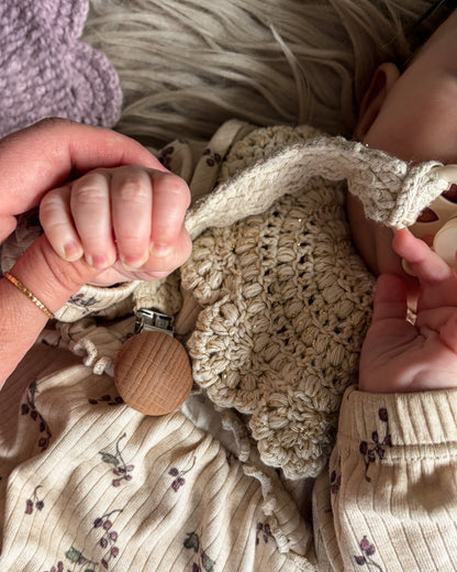 Close up hæklet savlesmæk og suttesnor